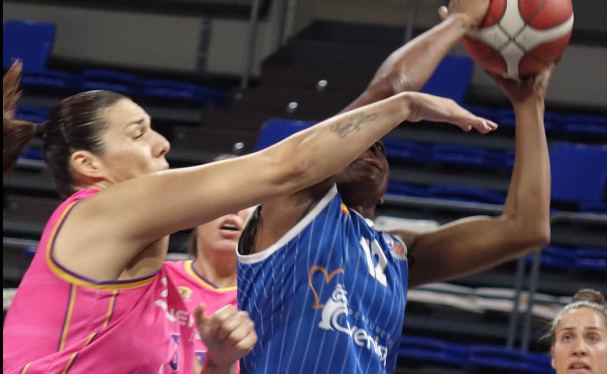 Hayes lanza ante Montenegro. 