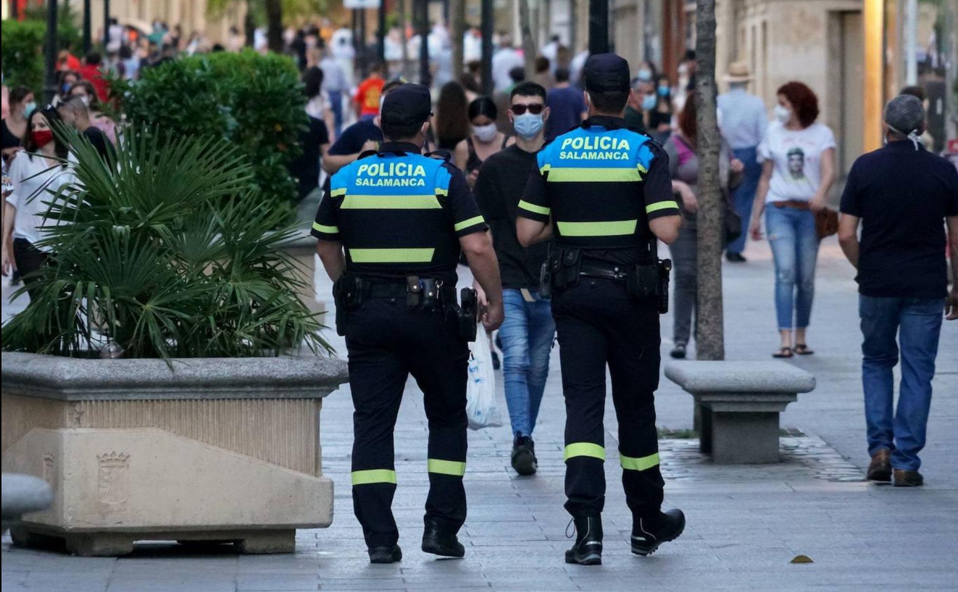 Policías locales en la calle Toro.