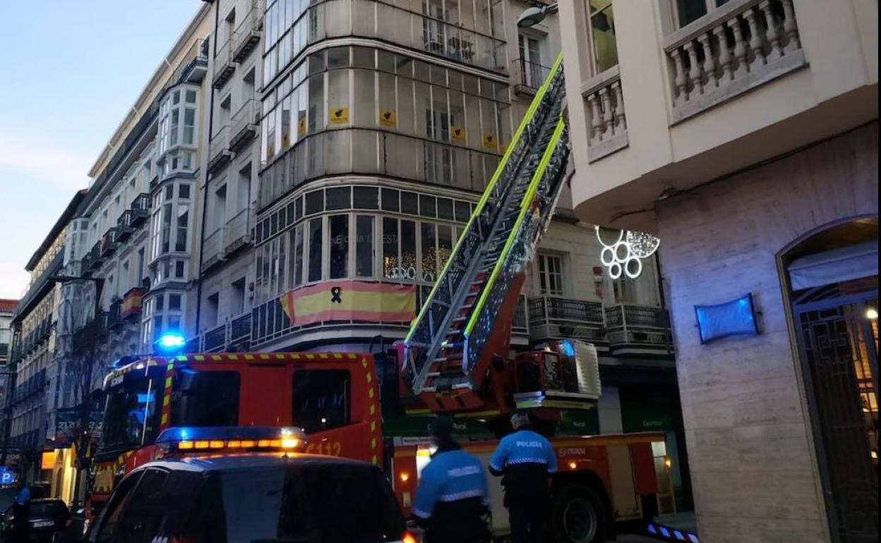La caída de unos cascotes obliga a cortar la céntrica calle Regalado de Valladolid