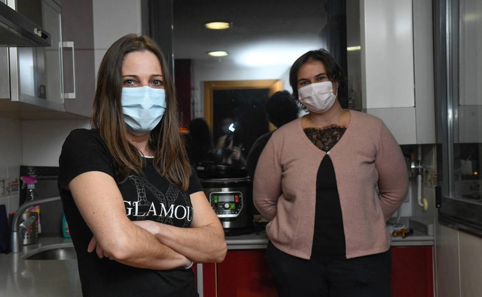 Isabel Molinello y Sofía del Pozo posan en la cocina de la vivienda.