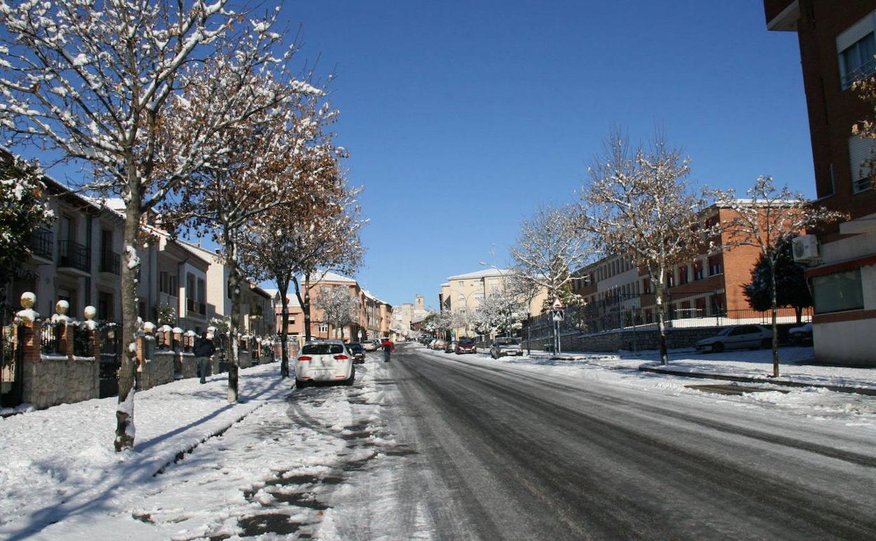 Una calle helada en Cuéllar durante el invierno.