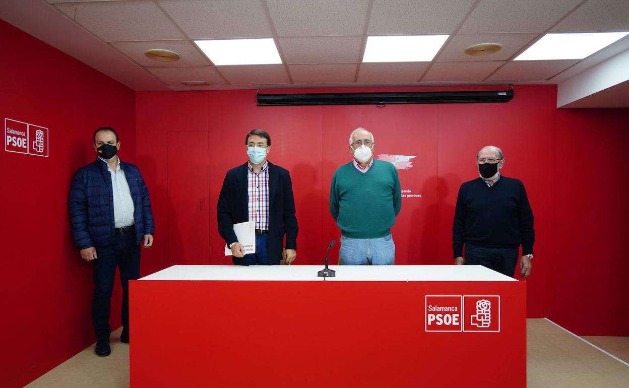 El secretario general del PSOE de Salamanca, Fernando Pablos, acompañado por concejales socialistas de Vitigudino.