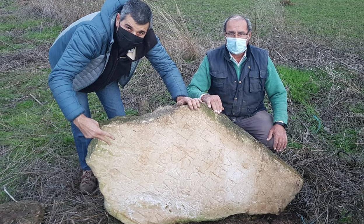 Valeriano y Eugenio sujetan una de las losas encontradas. .