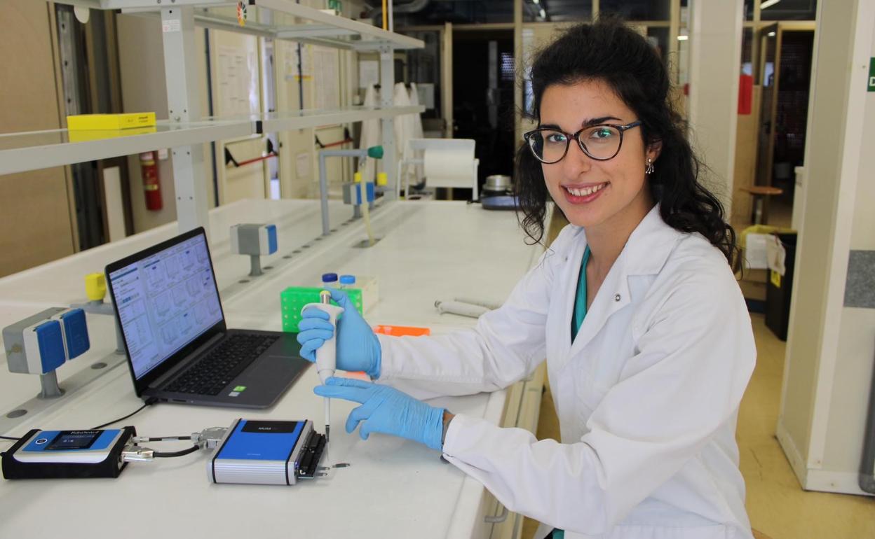 La investigadora Lorena Baranda Pellejero, en el laboratorio. 