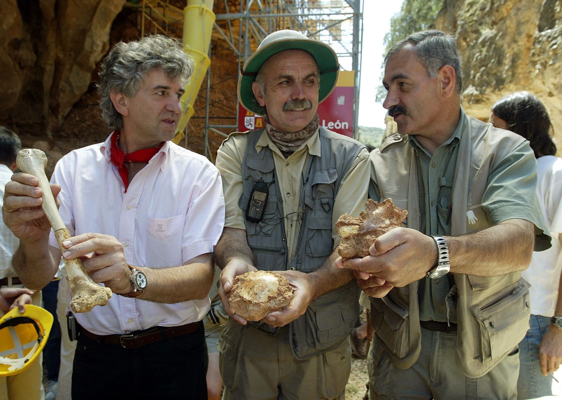 Los tres codirectores mostrando los hallazgos de una campaña. 