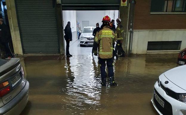 Imagen principal - Inundaciones por el reventón y zanja abierta para la reparación de la tubería en la calle Saturno.
