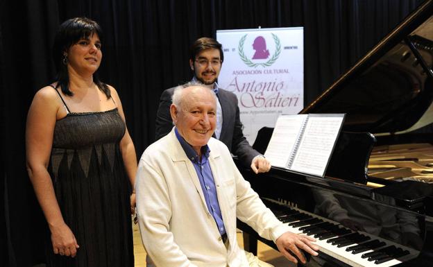 Godofredo Garabito con la soprano Sara María y el músico Ernesto Monsalve durante la grabación del Himno de Coronación de la Virgen de las Angustias en la sala Borja de Valladolid en 2009.