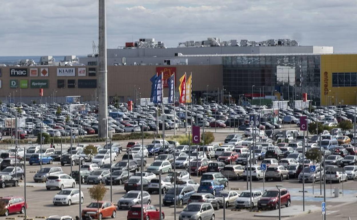 Aparcamiento del centro comercial Río Shopping.