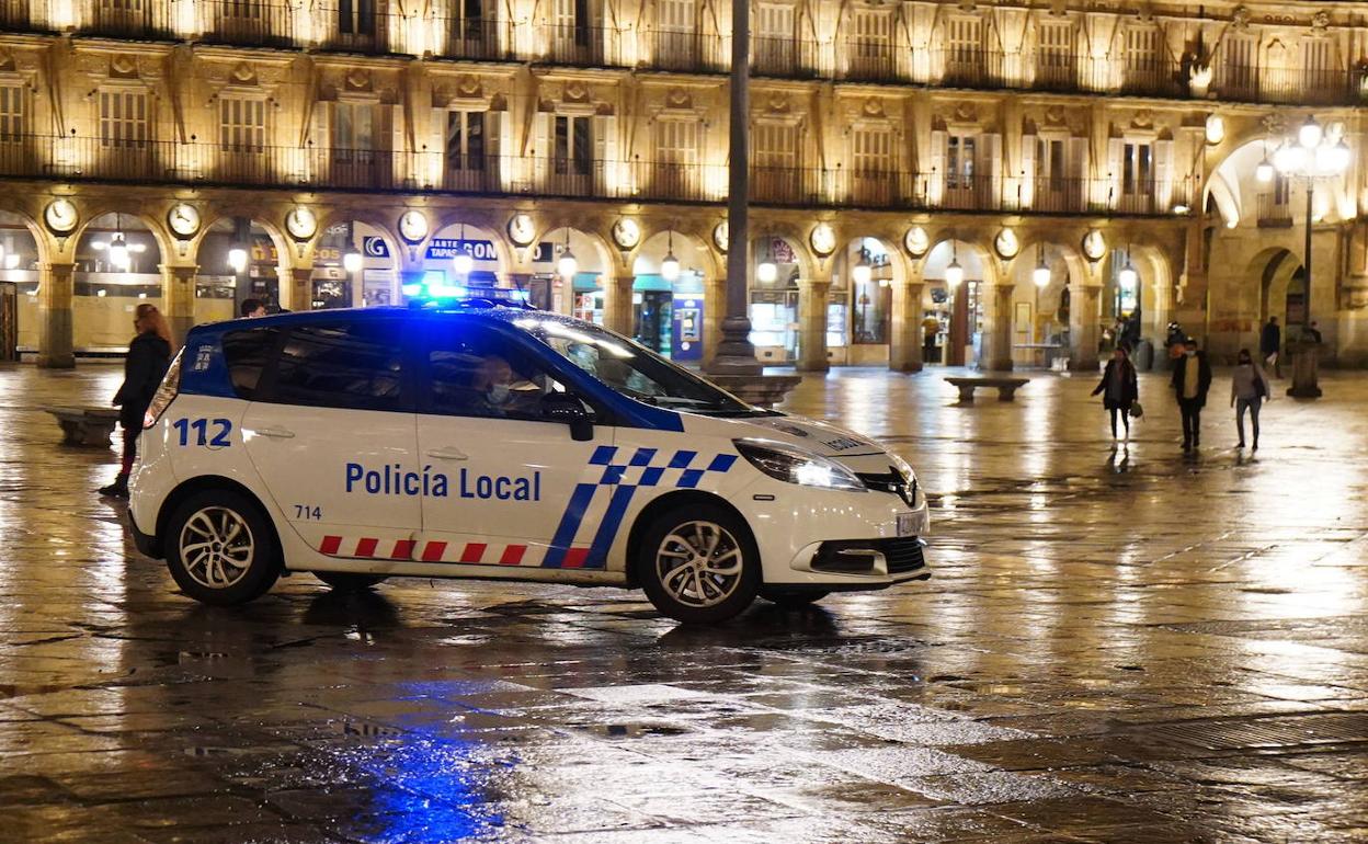 Coche de la Policía Local en la Plaza Mayor de Salamanca. 