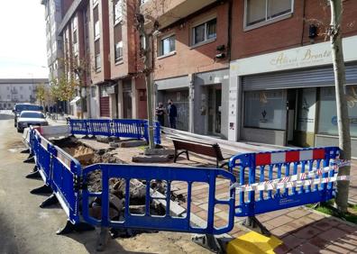 Imagen secundaria 1 - Inundaciones por el reventón y zanja abierta para la reparación de la tubería en la calle Saturno.