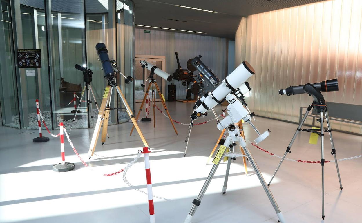 Exposición de telescopios en el centro cultural LECRAC durante unas Jornadas de Astronomía en Palencia.