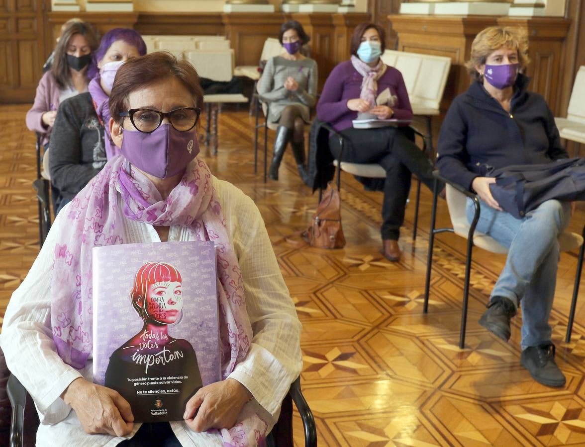 Fotos: Día Internacional de la Eliminación de la Violencia contra la Mujer en el Ayuntamiento de Valladolid