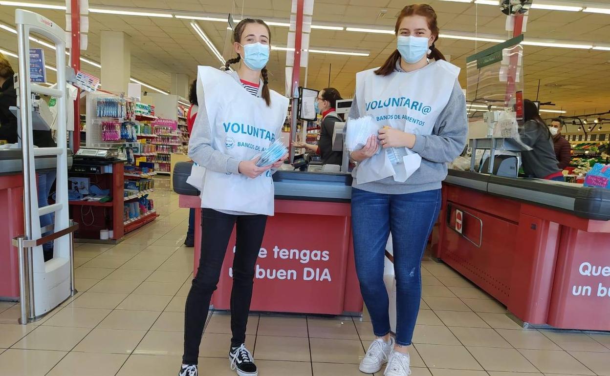 Dos voluntarias en uno de los supermercados que participaron en 'La Gran Recogida'. 