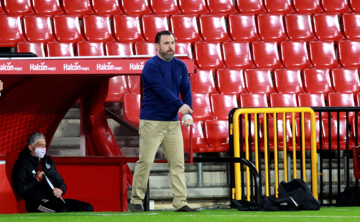 Sergio observa el juego durante el partido frente al Granada. 