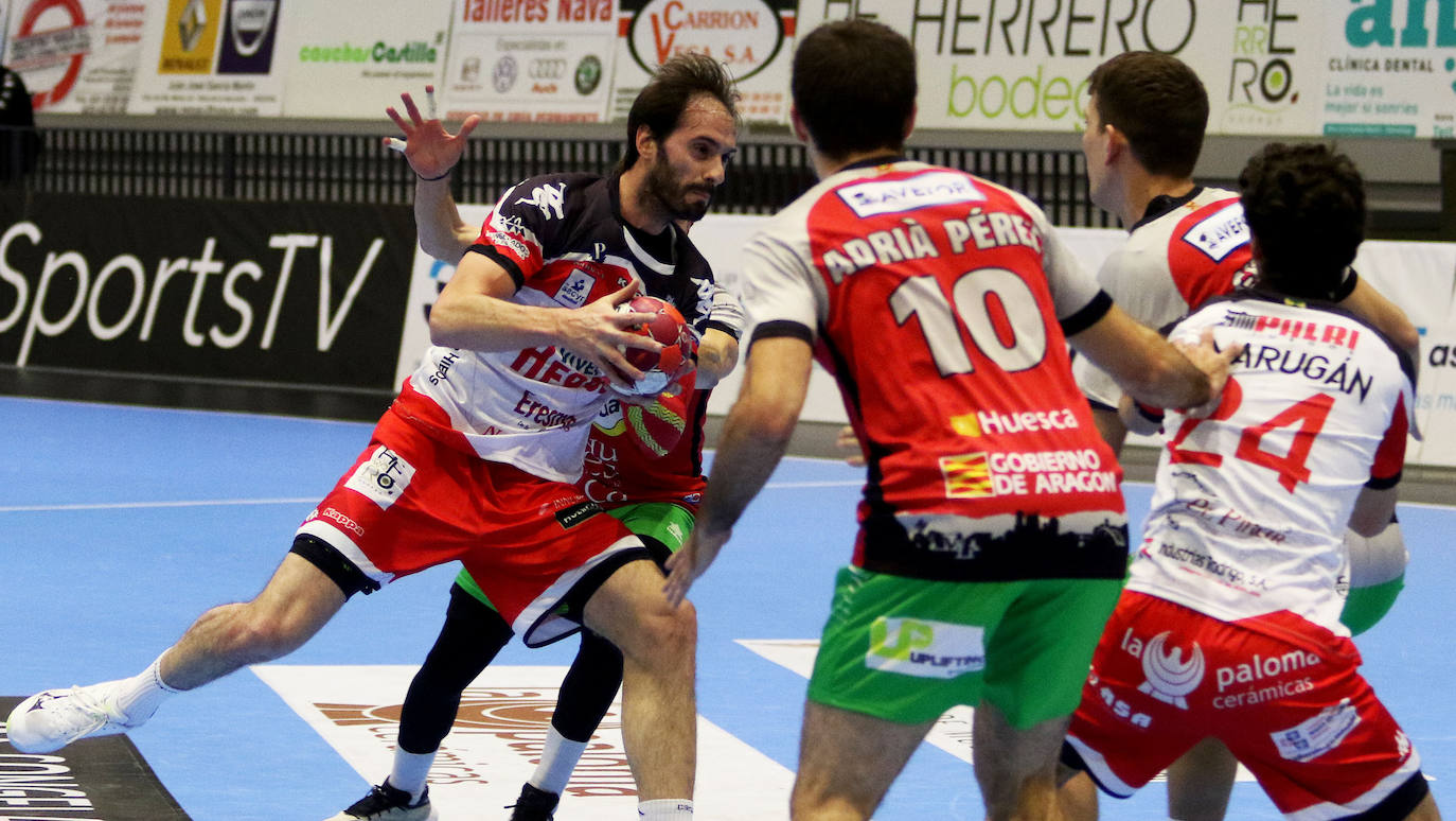 Partido de la Liga Asobal entre el Balonmano Nava y el Huesca 