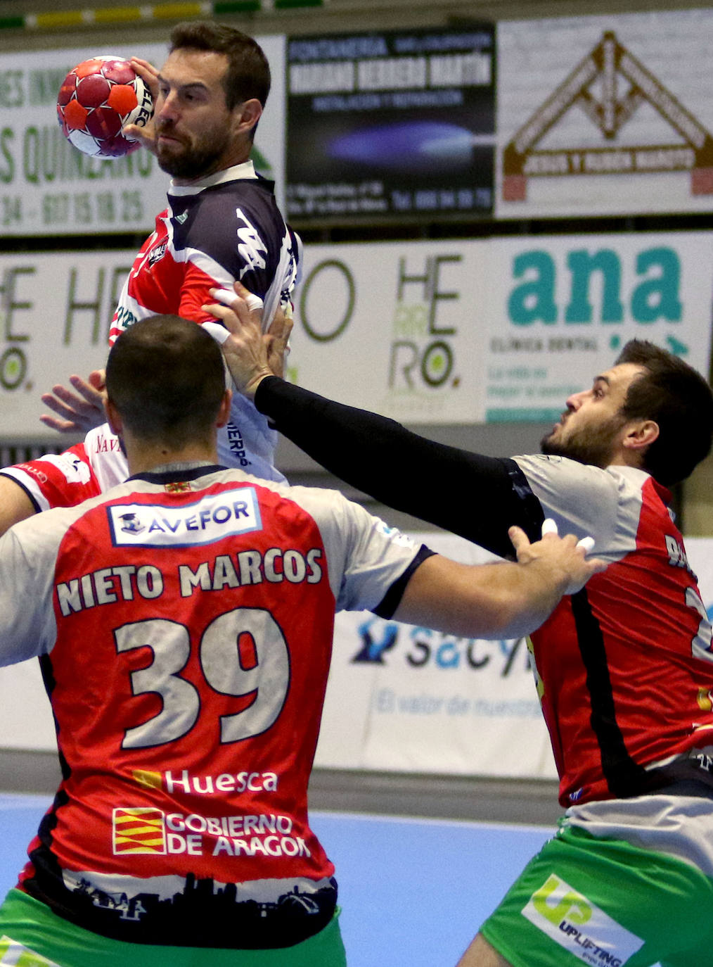 Partido de la Liga Asobal entre el Balonmano Nava y el Huesca 