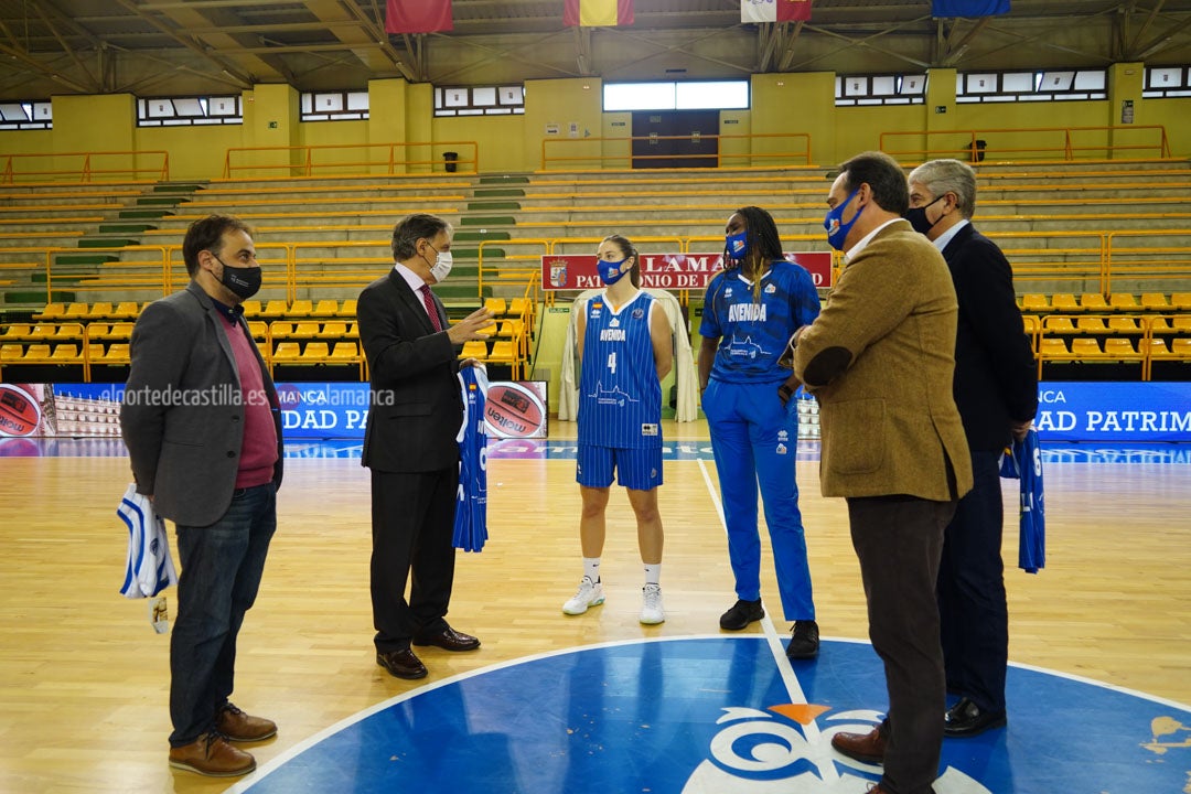 Acto de presentación de la camiseta que Avenida lucirá en Euroliga