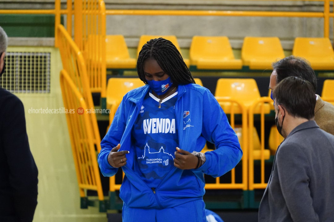 Acto de presentación de la camiseta que Avenida lucirá en Euroliga