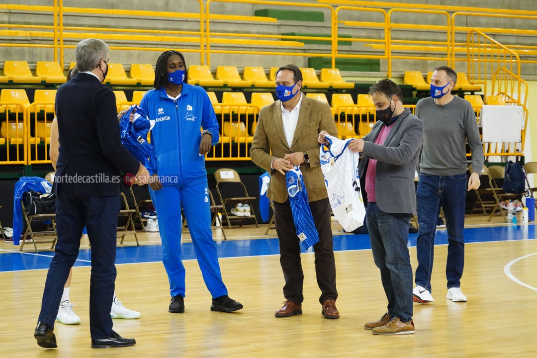 Acto de presentación de la camiseta que Avenida lucirá en Euroliga