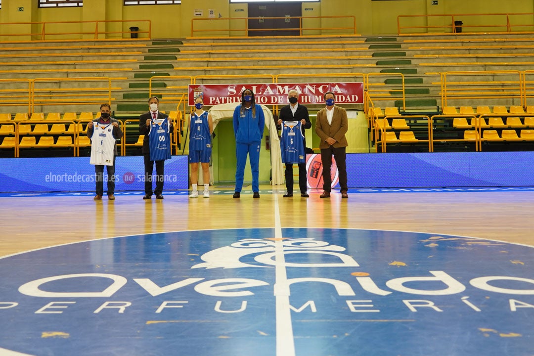 Acto de presentación de la camiseta que Avenida lucirá en Euroliga