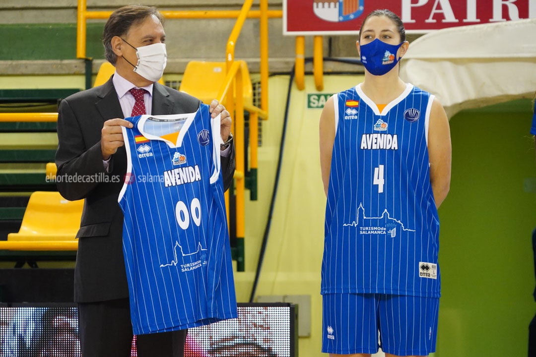 Acto de presentación de la camiseta que Avenida lucirá en Euroliga