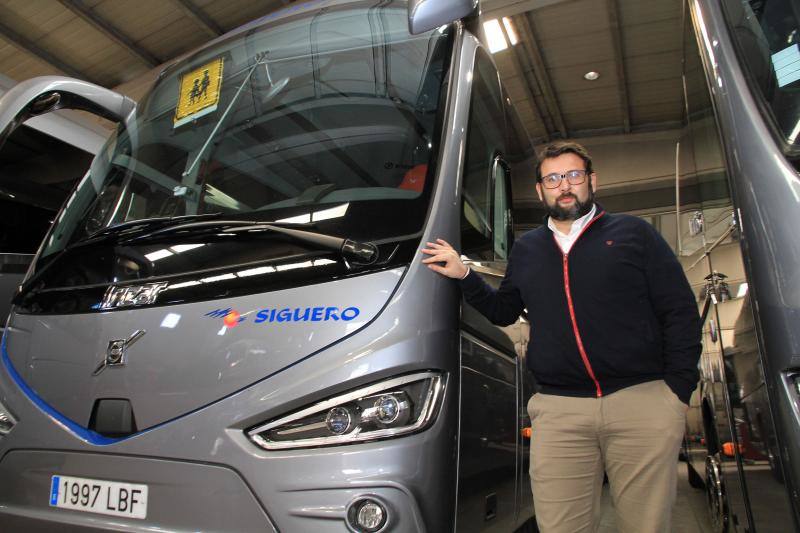 Sergio Arribas junto a uno de los autocares de su empresa. 