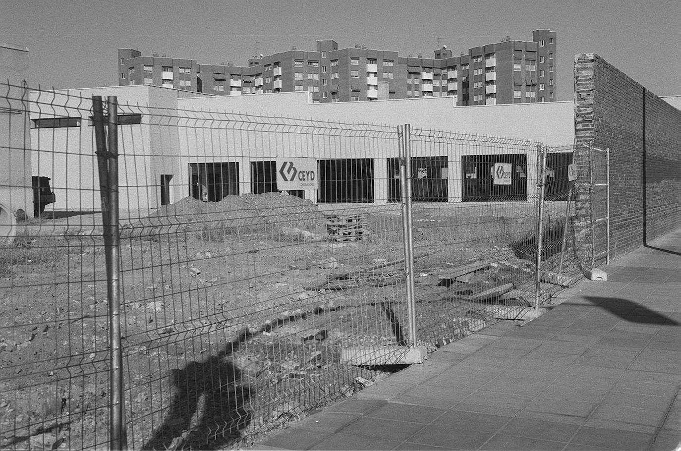 Derribo de la tapia del antiguo matadero en 1999.