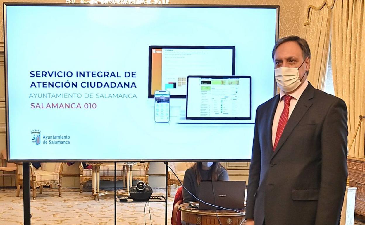 El alcalde, durante la presentación telemática del nuevo servicio integral de atención ciudadana. 