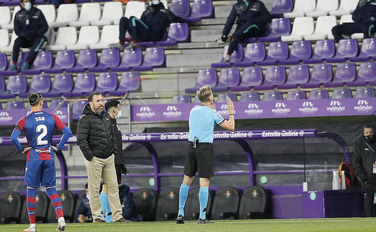 Sergio observa cómo Pizarro Gómez reprende a los jugadores suplentes por su actitud en la grada. 