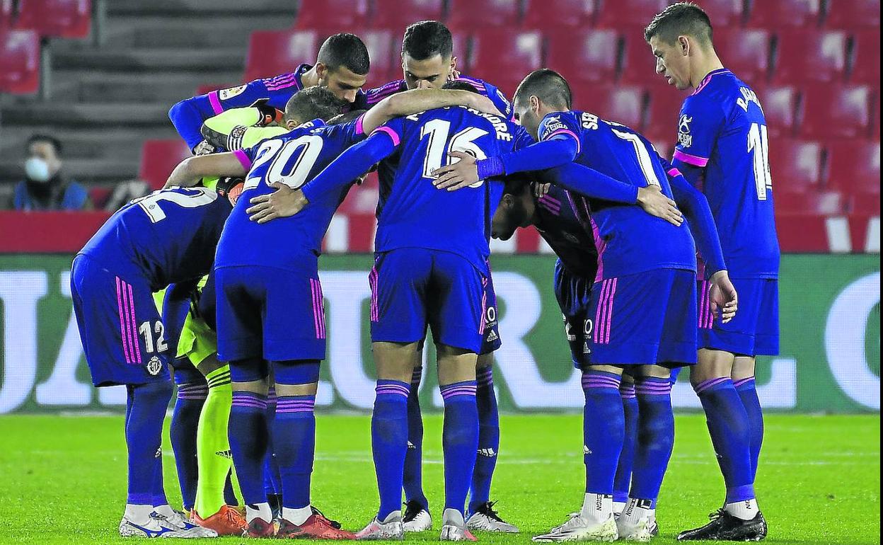 Los integrantes del once titular del Real Valladolid se conjuran antes de empezar el partido en Granada. 
