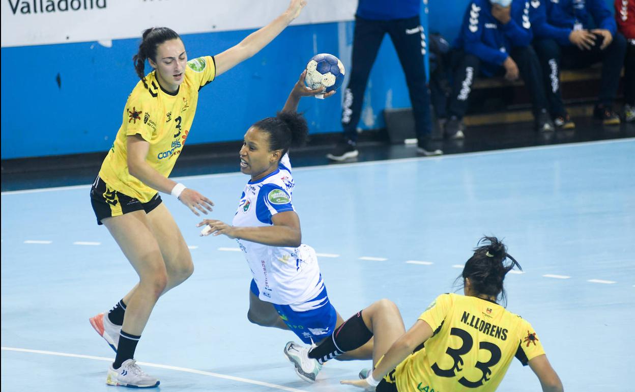 Yunis Canejo supera la defensa de Keyla Hernández y Llorens antes de lanzar a portería. 