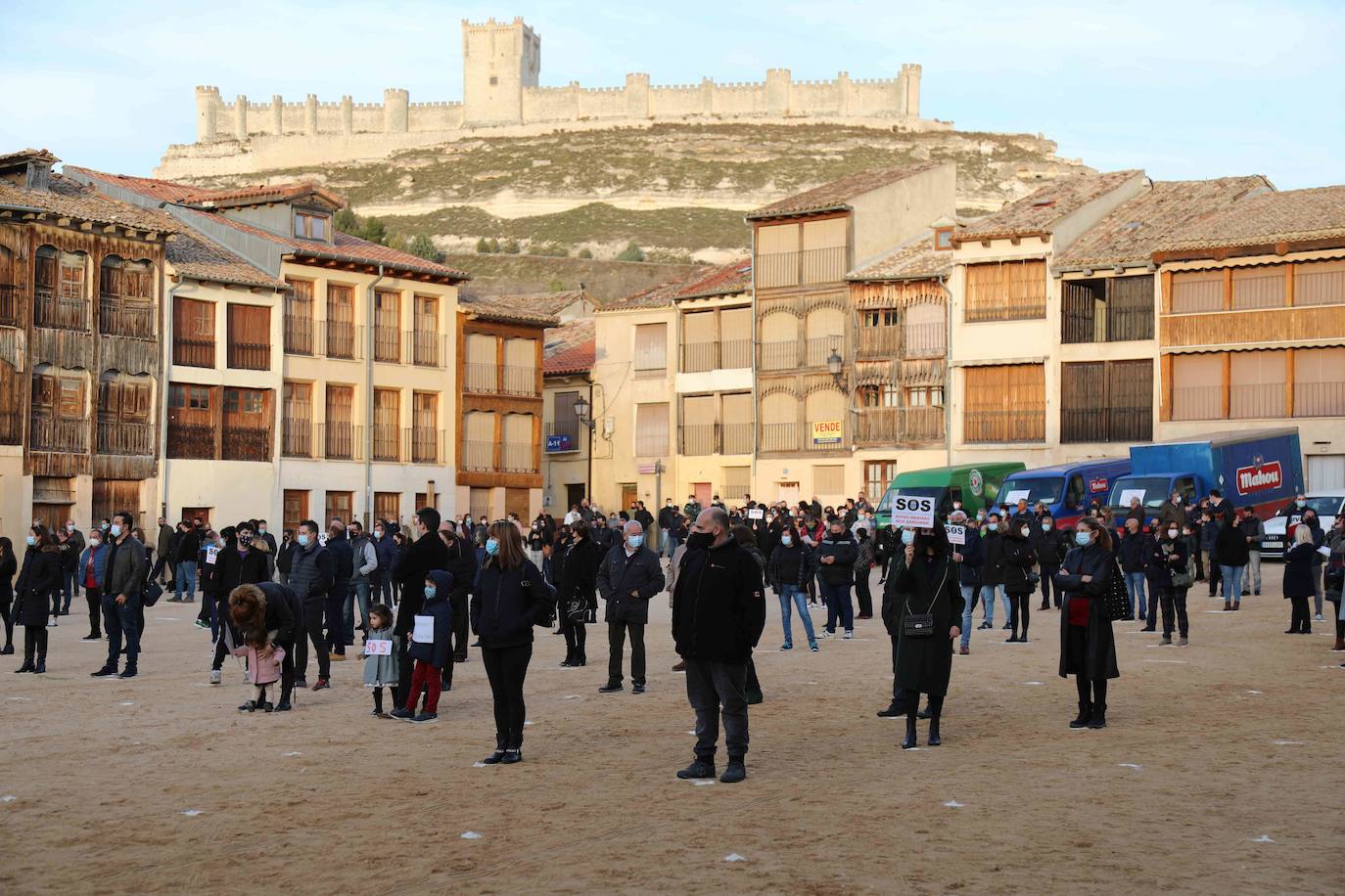 Fotos: Los hosteleros de Peñafiel vuelven a salir a la calle