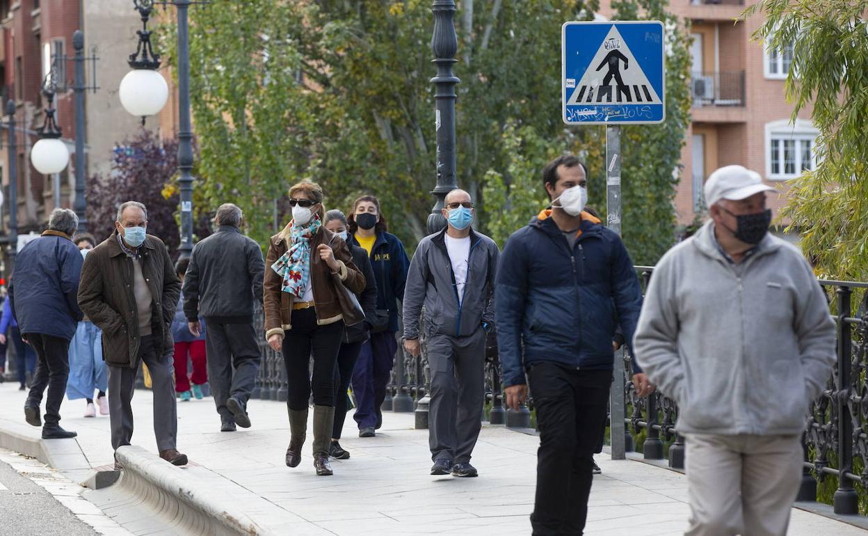 Varias personas caminando por Aranda de Duero en una imagen de archivo. 