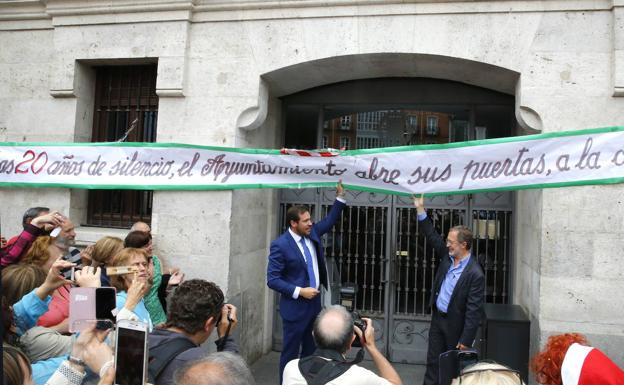 Óscar Puente y Manuel Saravia, el primero ya alcalde, el 13 de junio de 2015.