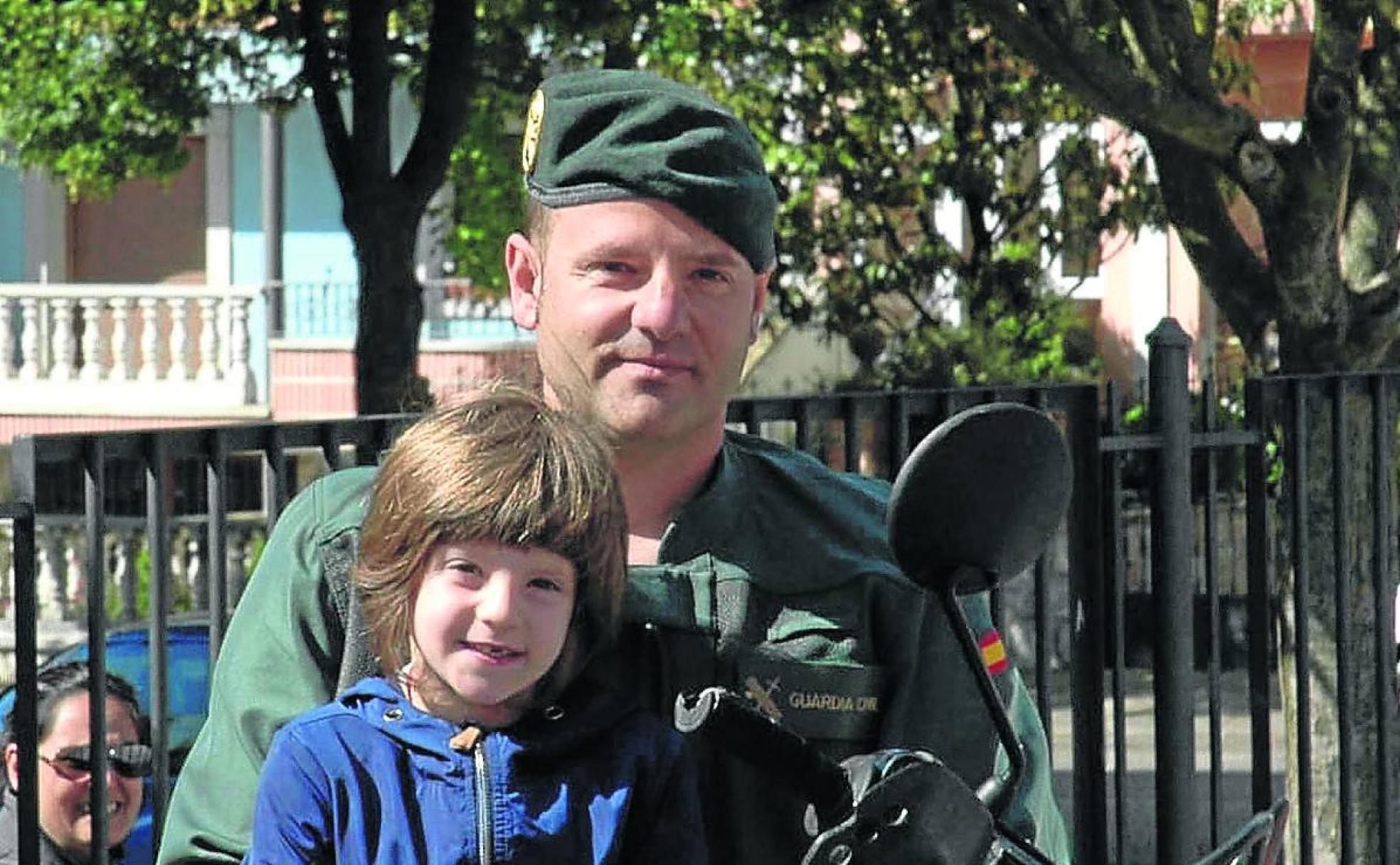 El agente del Seprona José Manuel Esteban, con Julia, su hija. 