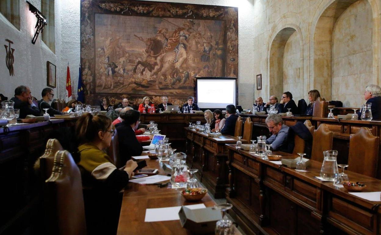Reunión del Consejo de Gobierno en la antigua Capilla del Estudio.
