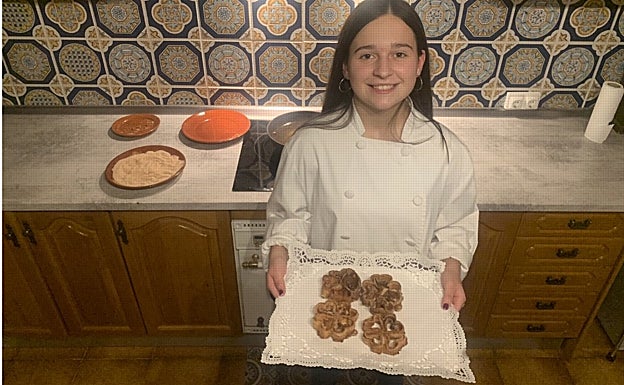 Marta posa orgullosa con sus florones recién hechos 