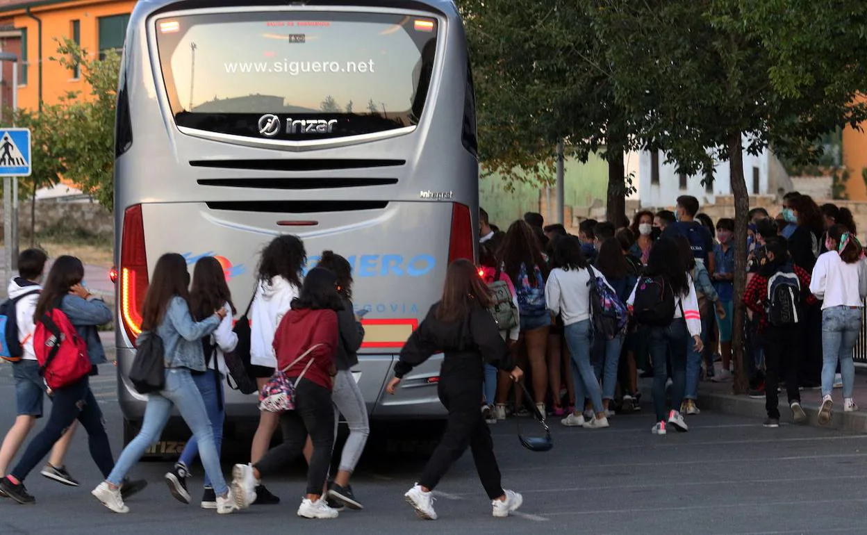 Un grupo de alumnos se dispone a tomar el transporte.