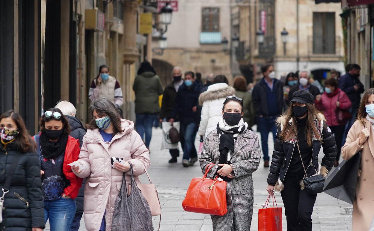 Varias mujeres caminan con su mascarilla por una céntrica calle de Salamanca. 