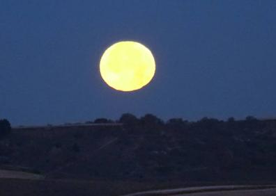 Imagen secundaria 1 - Secuencia del ocaso de la luna entre las 8:10 y las 8:15 horas.