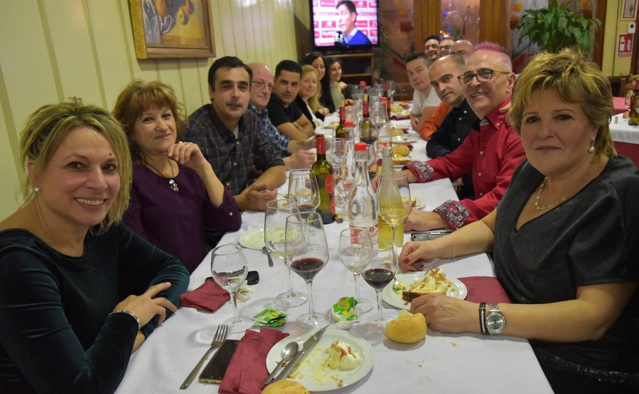 Una familia celebrando una cena de Navidad en una imagen de archivo. 