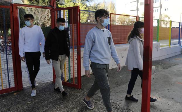 Los alumnos Andrés de la Cruz, Isaac Bermejo, Francisco Ortiz y Andrea Ramos (de i a d) entran en el recinto del centro Pan y Guindas. 