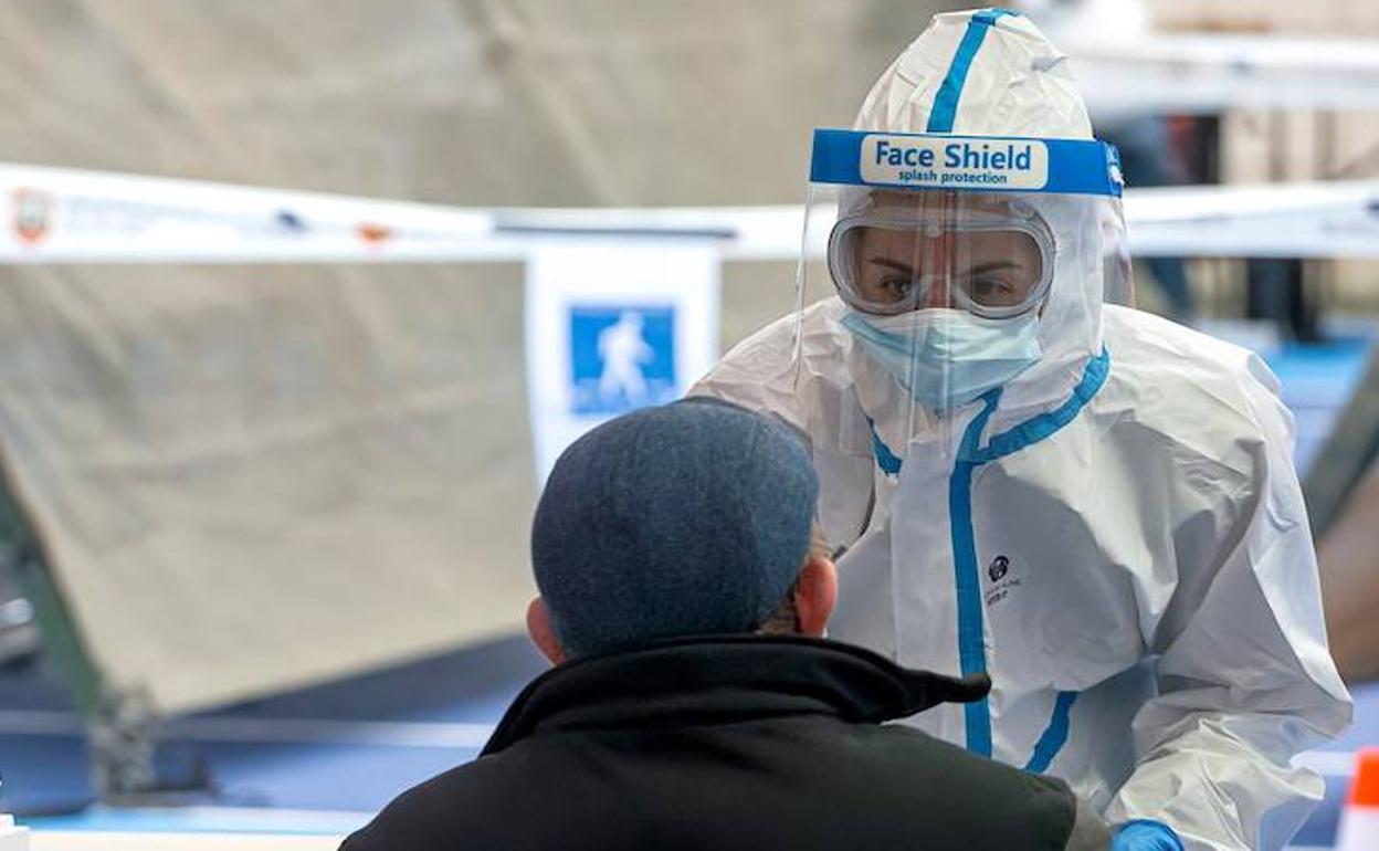 Un hombre se somete a una prueba durante los test masivo realizados en Burgos.