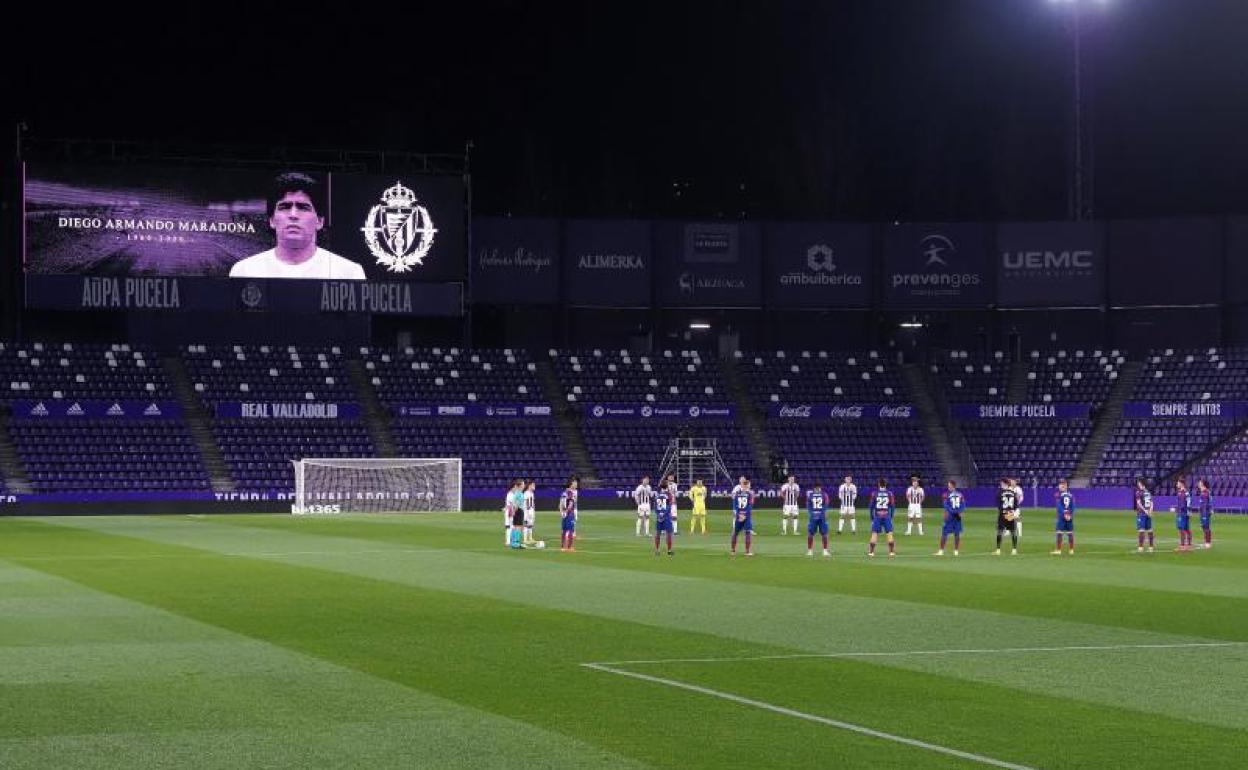 El estadio José Zorrilla, sin público, durante el homenaje a Maradona antes del Real Valladolid-Levante del pasado viernes