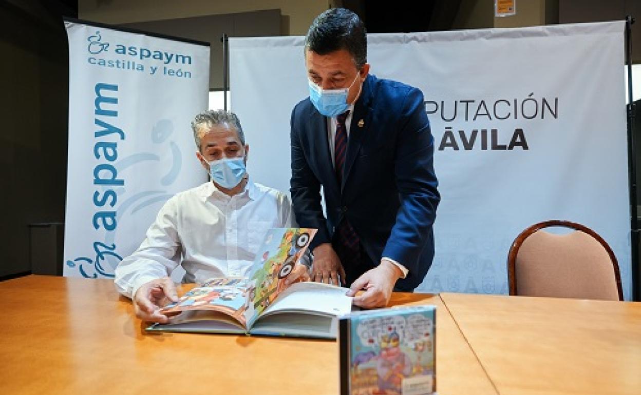 El presidente de ASPAYM Castilla y León, Ángel de Propios (i), y el presidente de la Diputación Provincial, Carlos García (d), durante la presentación de la campaña solidaria 'Navidad de los Sueños. Aspaym en tu casa', que en las próximas fiestas se extenderá por el medio rural 