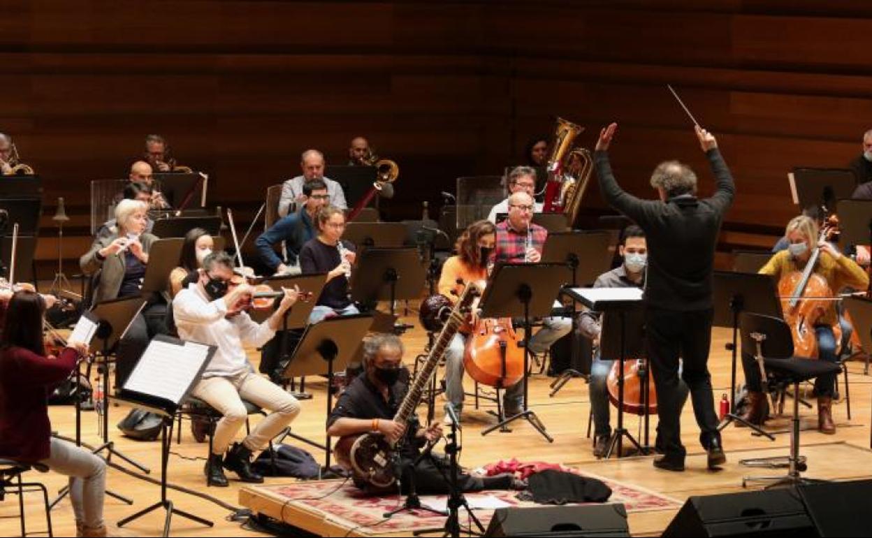 David Murphy, al frente de la OSCyL, con Shubhendra Rao como solista al sitar, ensayando ayer en el auditorio Miguel Delibes. 