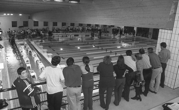 Inauguración de la piscina climatizada Benito Sanz de la Rica ubicada en las instalaciones del antiguo matadero municipal, en 1999.