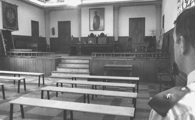 La sala donde se celebró el juicio presidida años después por una foto del Rey.