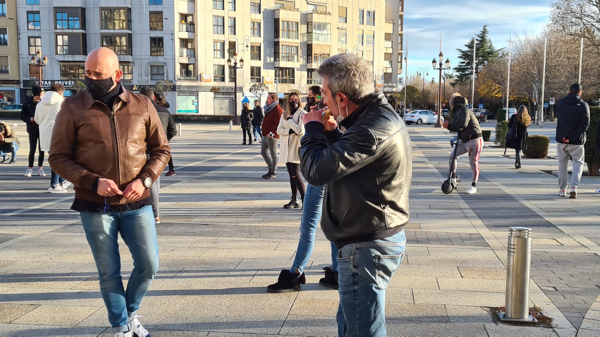 Los hosteleros comen «frío» en San Marcos ante la clase política «que viene de comer caliente». La convocatoria a través de redes sociales del sector reúne a cerca de medio centenar de trabajadores para reclamar ayudas y una vuelta a la actividad sin límites. «En medio de la pandemia, con la que está cayendo, nos tienen cerrados y ellos vienen a inauguraciones, ¿se ríen de nosotros?». 