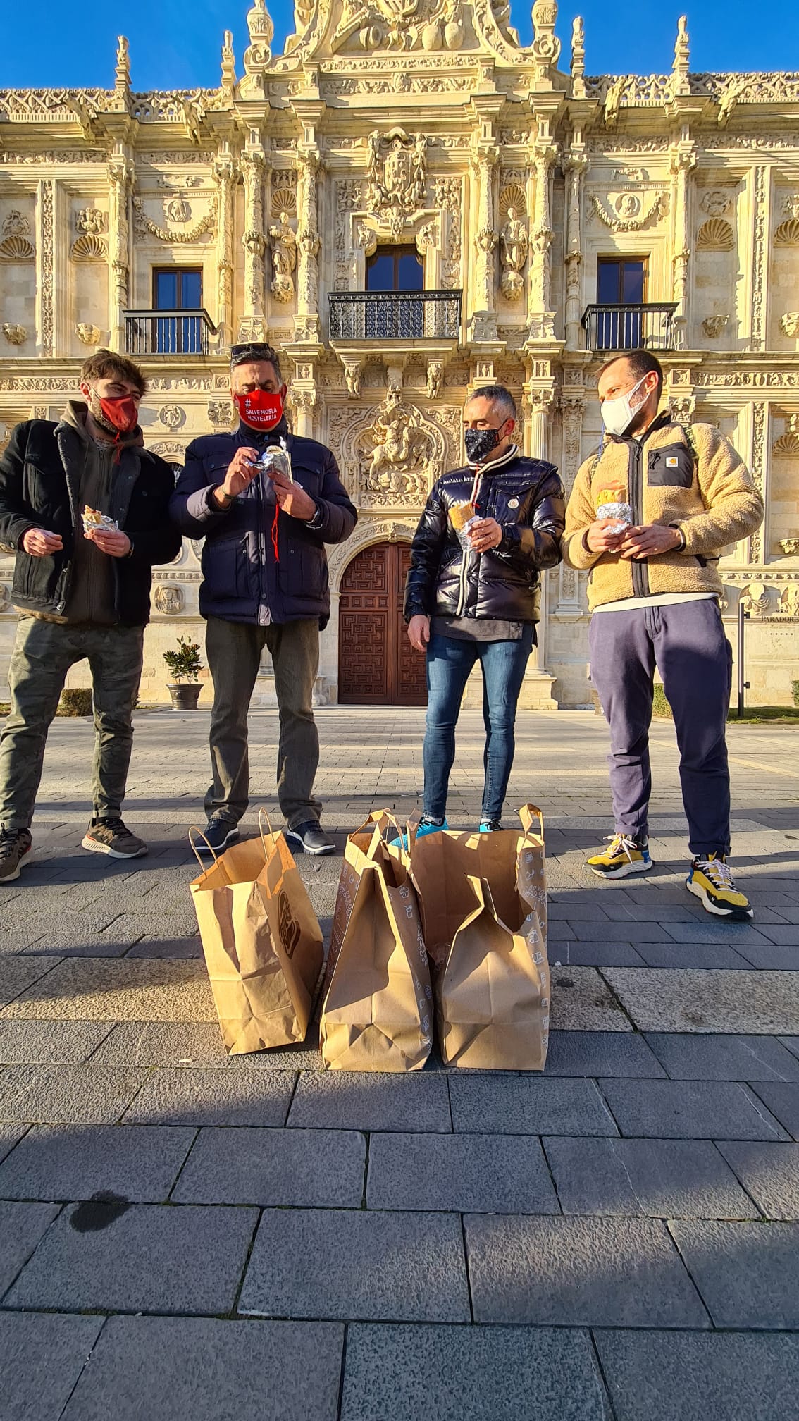 Los hosteleros comen «frío» en San Marcos ante la clase política «que viene de comer caliente». La convocatoria a través de redes sociales del sector reúne a cerca de medio centenar de trabajadores para reclamar ayudas y una vuelta a la actividad sin límites. «En medio de la pandemia, con la que está cayendo, nos tienen cerrados y ellos vienen a inauguraciones, ¿se ríen de nosotros?». 